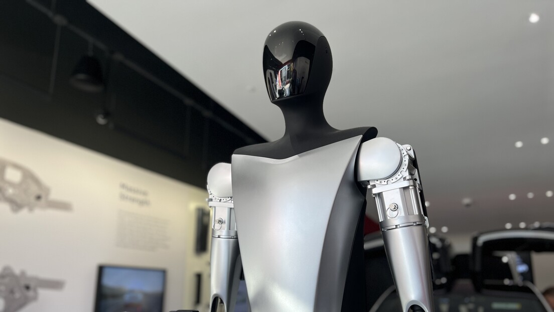 Tesla anuncia quando começará a produzir robôs humanoides em massa