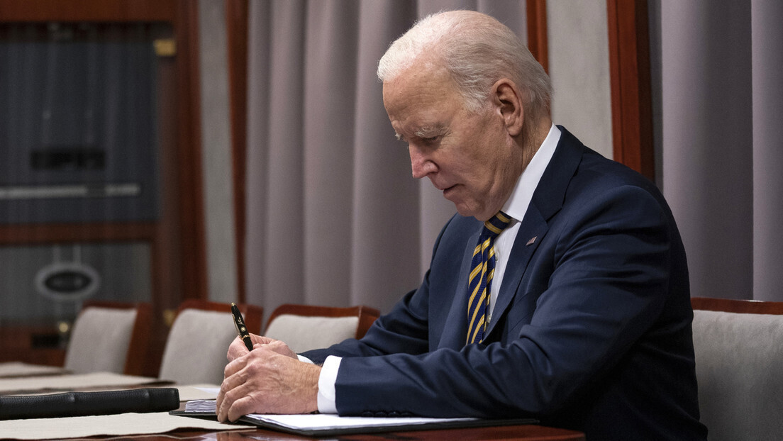 Biden delega seus poderes em relação à lei de apoio à Ucrânia