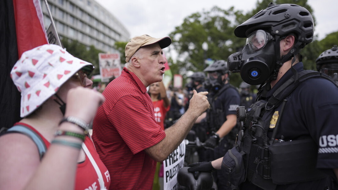 Polícia usa spray de pimenta contra manifestantes em frente ao Capitólio dos EUA