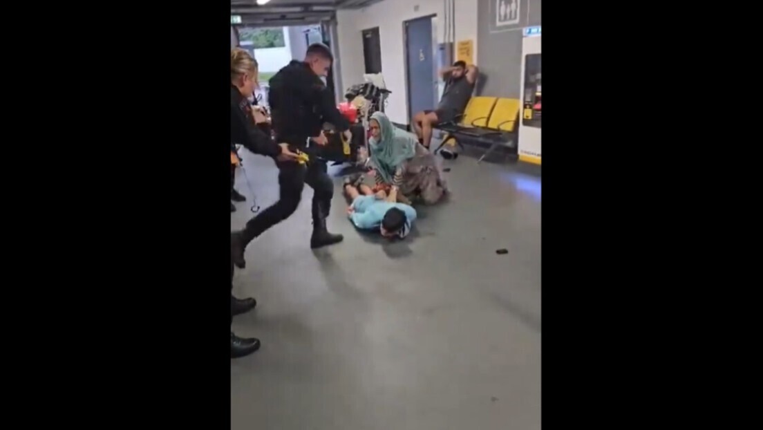VÍDEO: Policial pisoteia e bate na cabeça uma pessoa em um aeroporto do Reino Unido