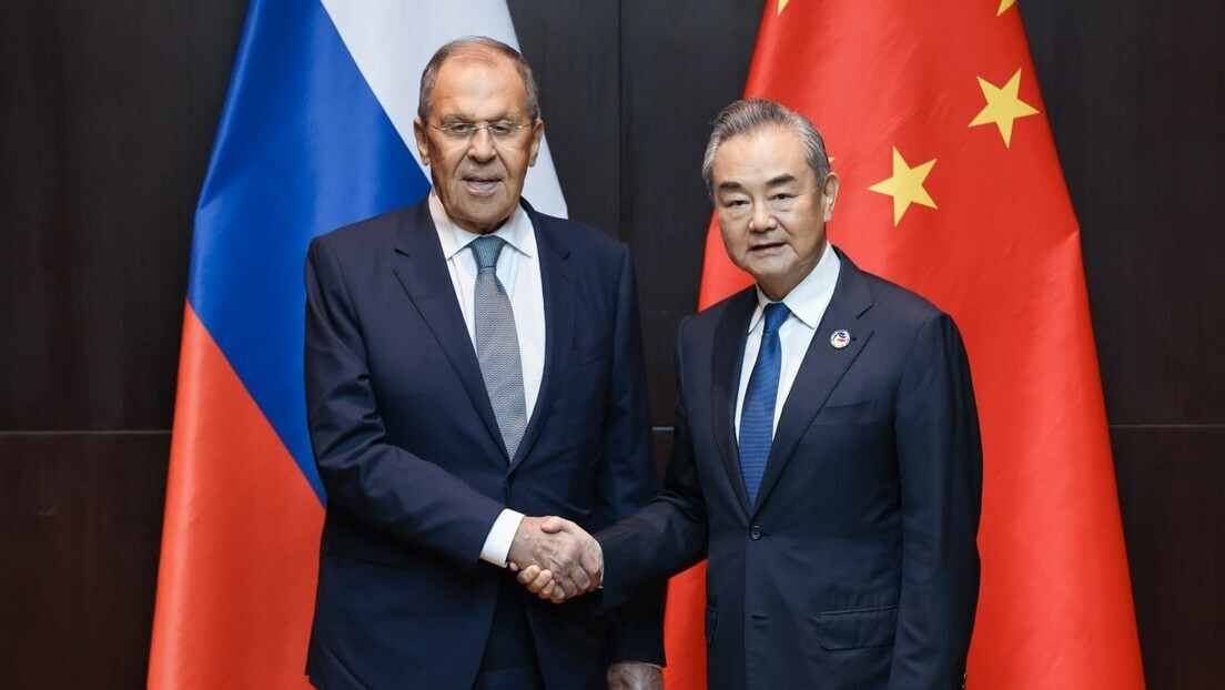 Lavrov e Wang Yi discutem a criação de "uma nova arquitetura de segurança" na Eurásia