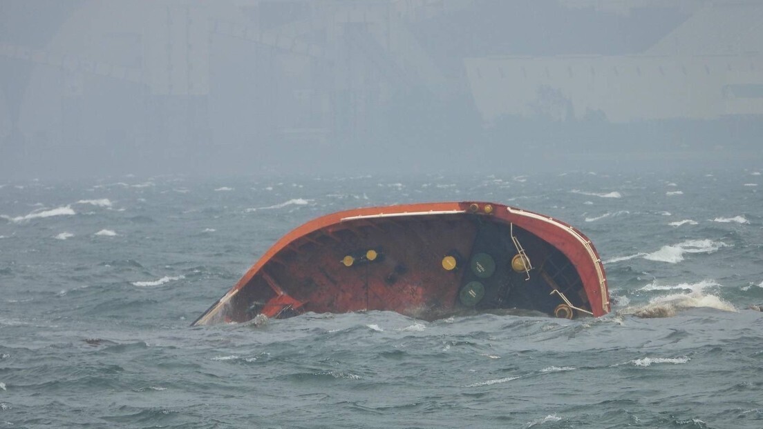Navio-tanque naufragado causa derramamento de óleo na costa das Filipinas
