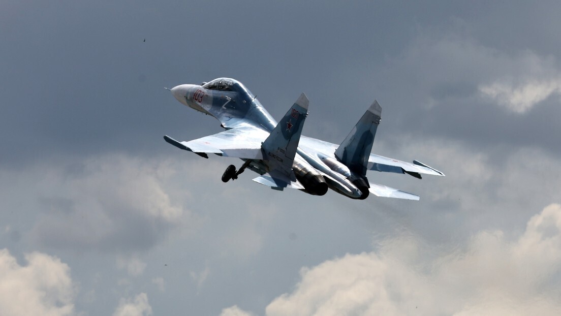 Su-27 russo escolta dois caças Typhoon e um avião de reconhecimento britânicos sobre o Mar Negro