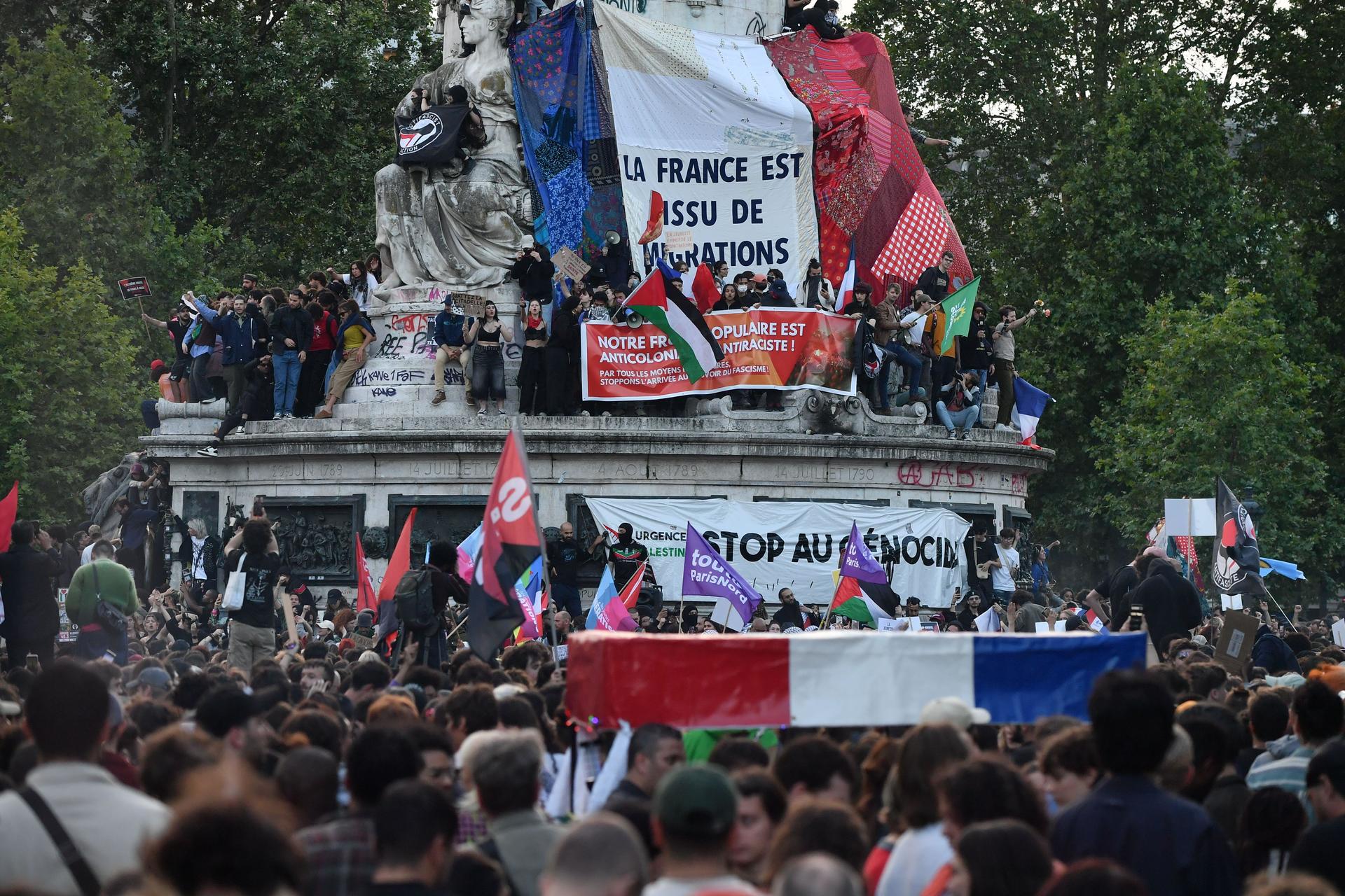 Dividida, França aguarda pelos resultados das eleições legislativas com protestos