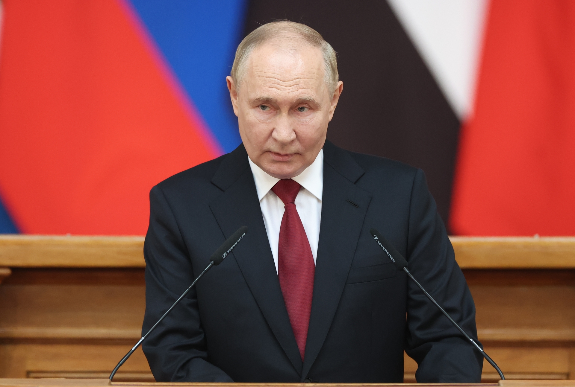 Putin explica como o Ocidente está tentando com "força e chantagem" preservar seu domínio no mundo