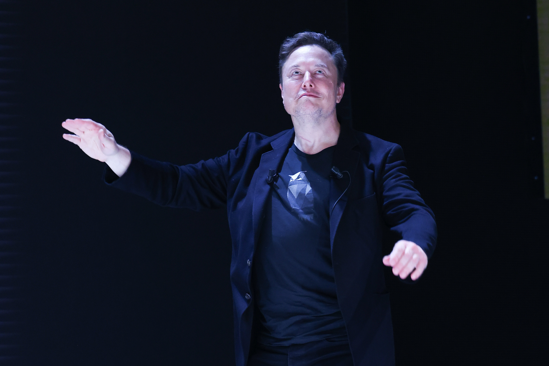 Elon Musk revela quem controla o presente