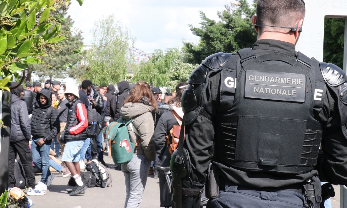 Centenas de moradores de rua são retirados de Paris poucos dias antes dos Jogos Olímpicos