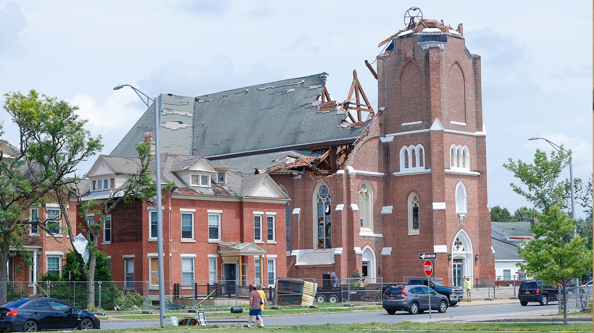 FOTOS: Tornado derruba um bombardeiro B-52 e arranca o telhado de uma igreja nos EUA