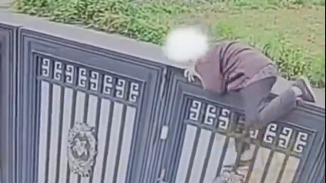 VÍDEO: Mulher chinesa de 92 anos foge de casa de repouso escalando uma cerca de 2 metros de altura