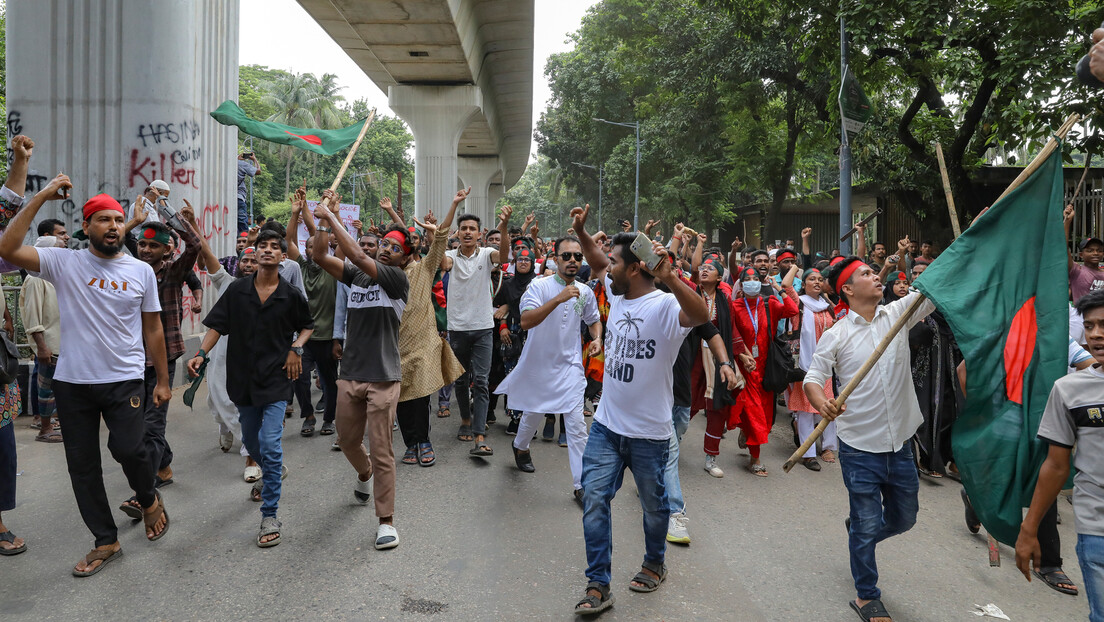 VÍDEOS: Manifestantes invadem a residência da primeira-ministra de Bangladesh