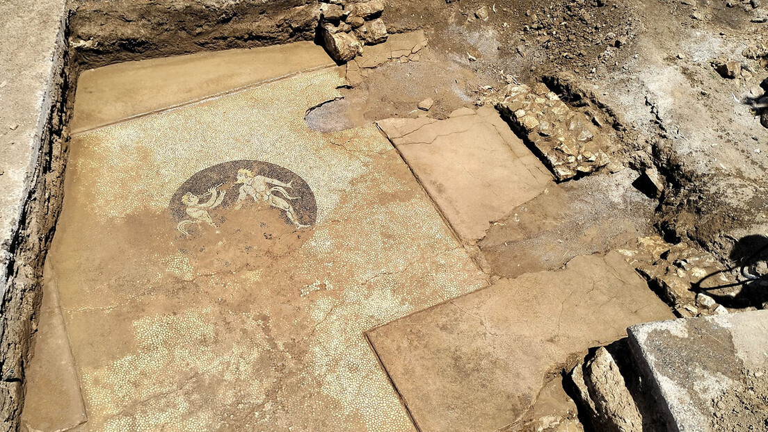 Raro mosaico com dois "sátiros dançantes" é descoberto em uma antiga cidade grega