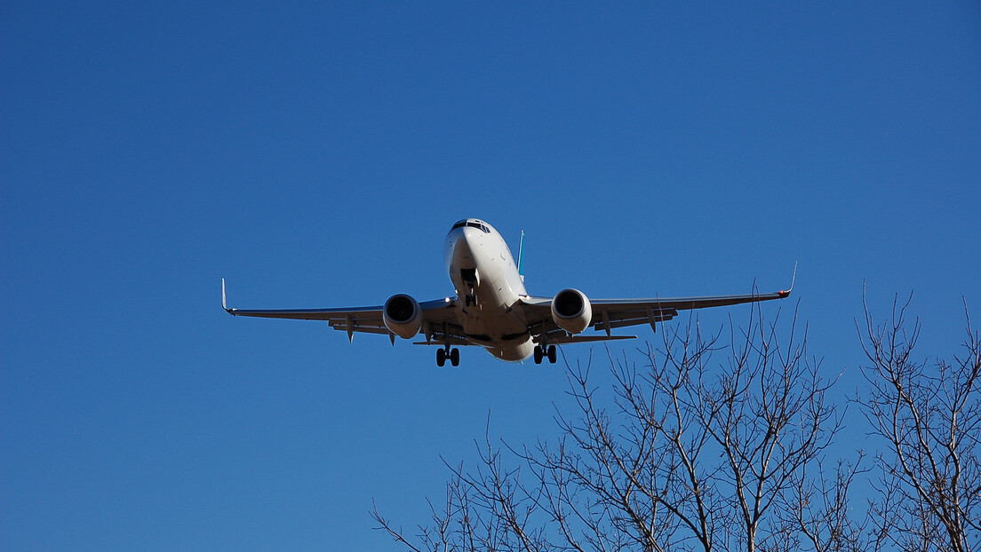 Aeronave MS-21 realiza um "loop morto" no céu da cidade russa de Irkutsk (VÍDEO)