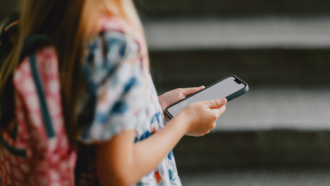 França quer proibir celulares em escolas para menores de 15 anos