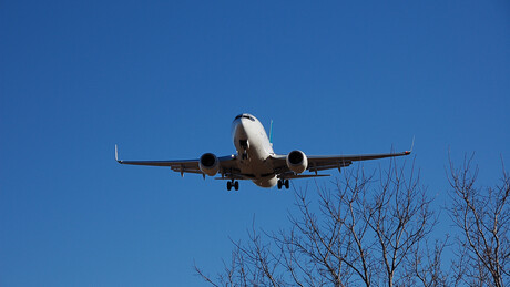 Aeronave MS-21 realiza um "loop morto" no céu da cidade russa de Irkutsk (VÍDEO)