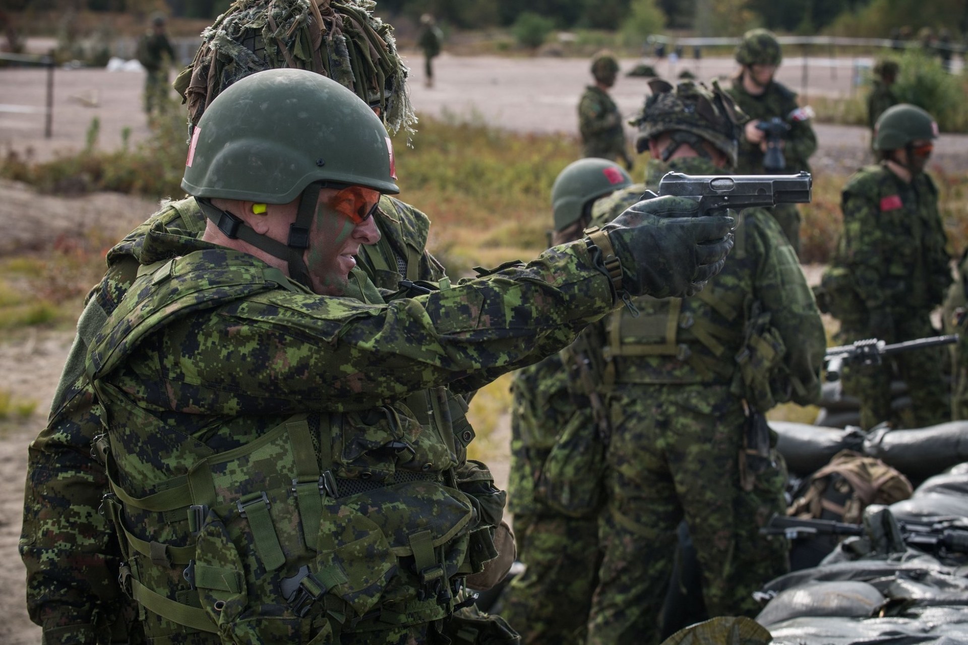 Canadá enviará à Ucrânia pistolas da Segunda Guerra