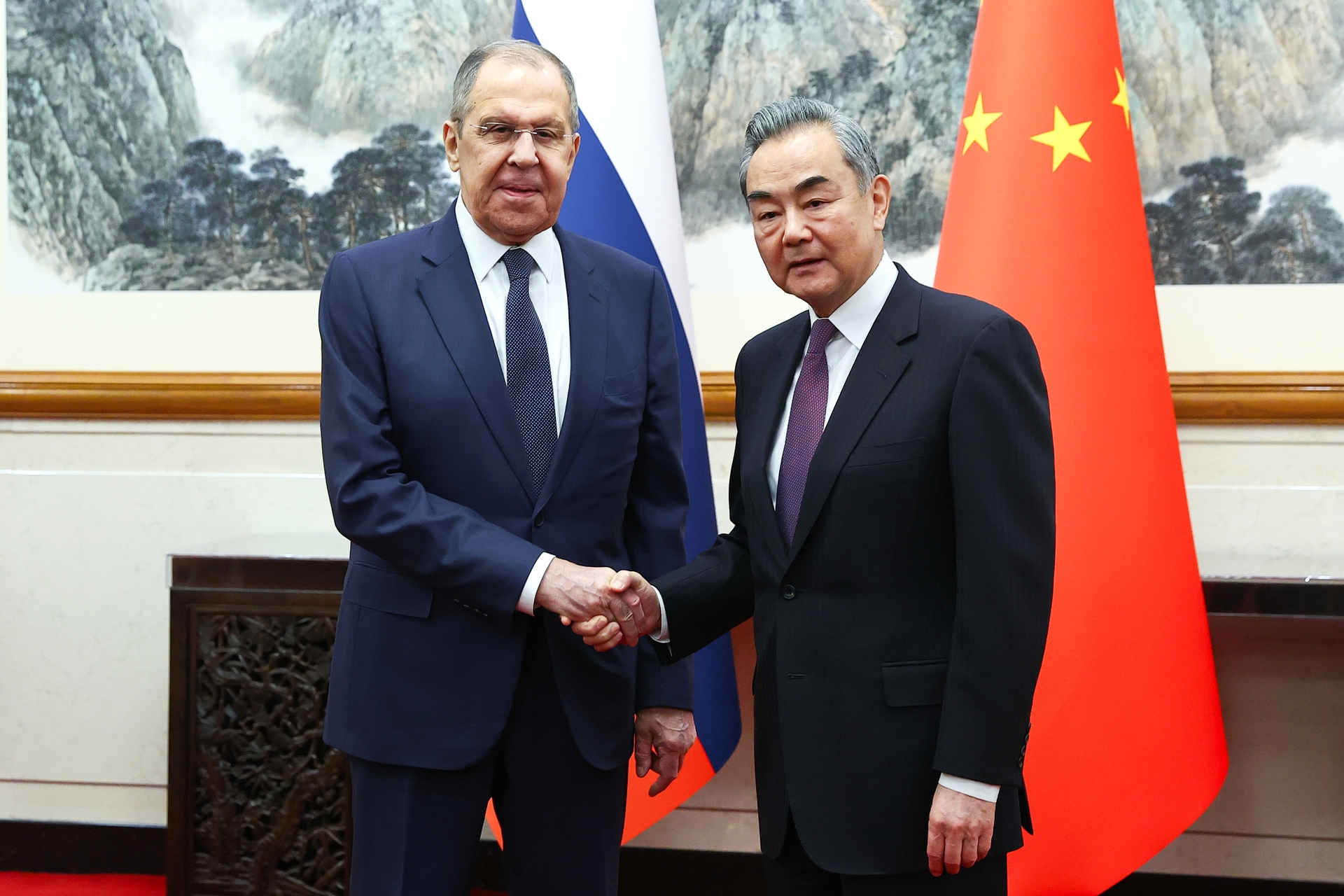 Lavrov se reúne com chanceler chinês em Nova York