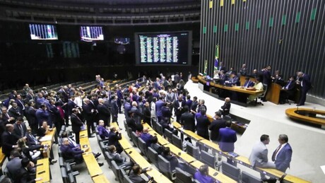 Oposição denuncia "confisco na calada da noite" de dinheiro depositado em bancos no Brasil