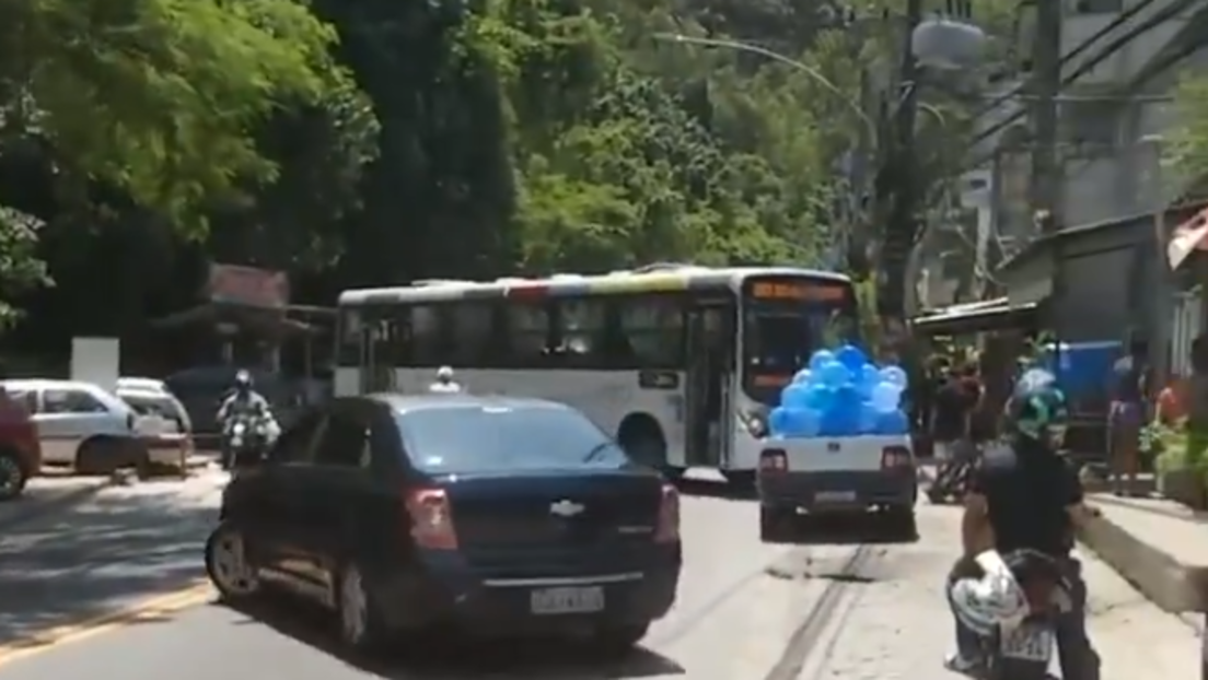 Criminosos roubam três ônibus e os utilizam como barricadas no Rio de Janeiro