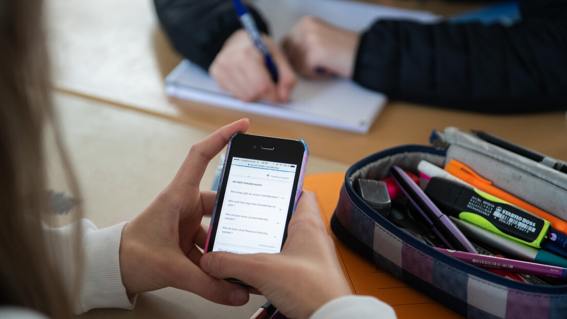 Maioria dos brasileiros quer banir celulares das escolas