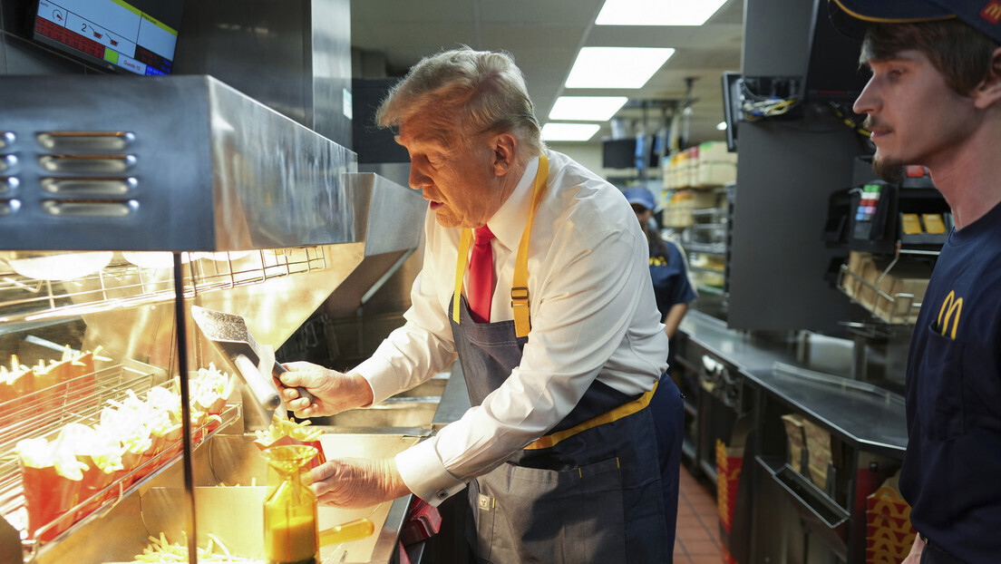 Trump cumpre promessa e prepara batatas fritas no McDonald's