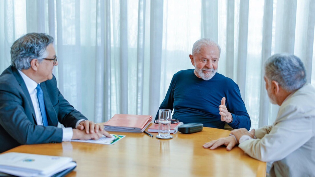 Lula divulga primeira foto desde que sofreu acidente