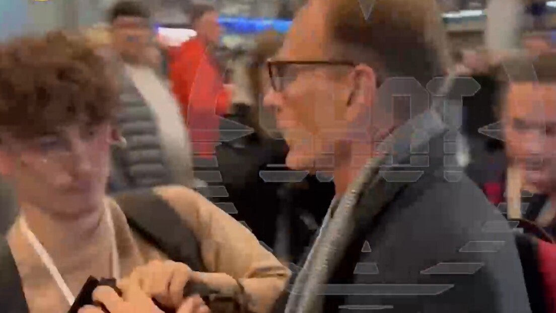 Diplomata britânico agride jornalistas russos em aeroporto de Moscou (VÍDEO)