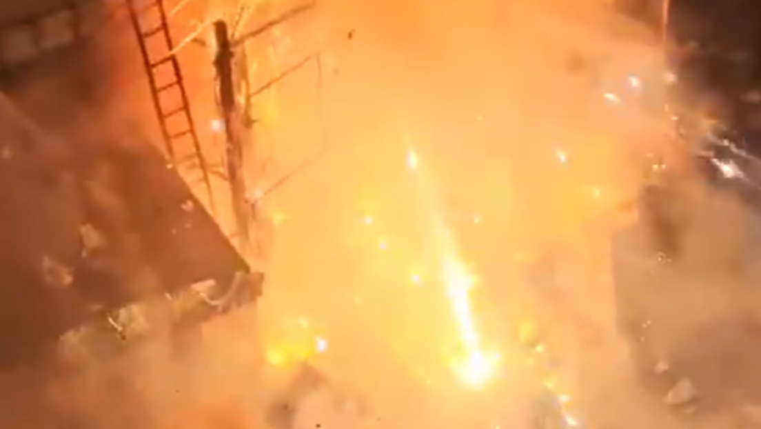 Incêndio em loja de fogos de artifício na Índia (VÍDEOS)