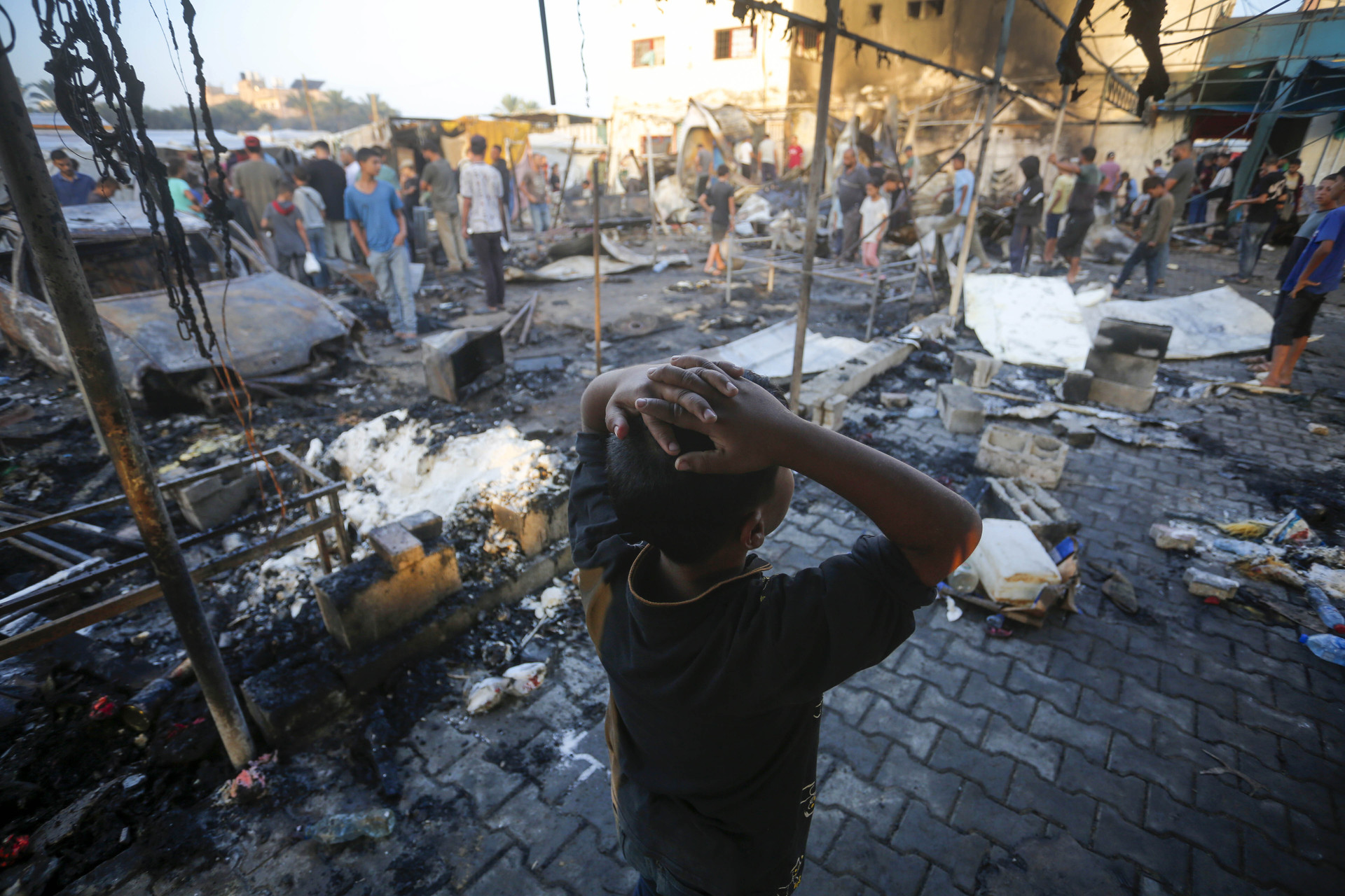 VÍDEO: Consequências brutais do bombardeio israelense contra acampamento de refugiados em Gaza