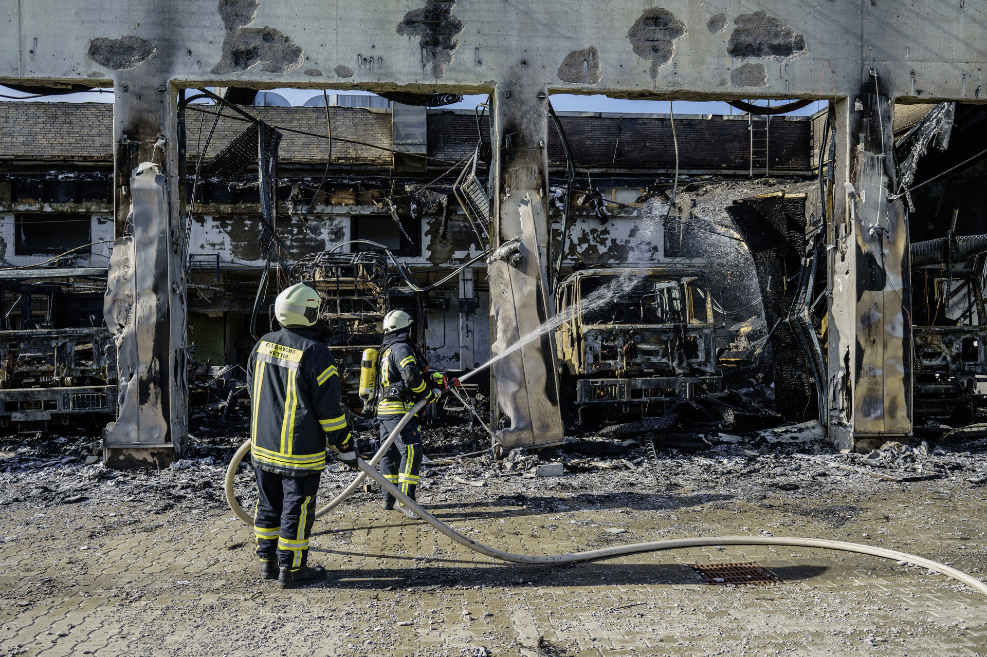 Sem alarmes de incêndio, quartel de bombeiros pega fogo e é destruído na Alemanha