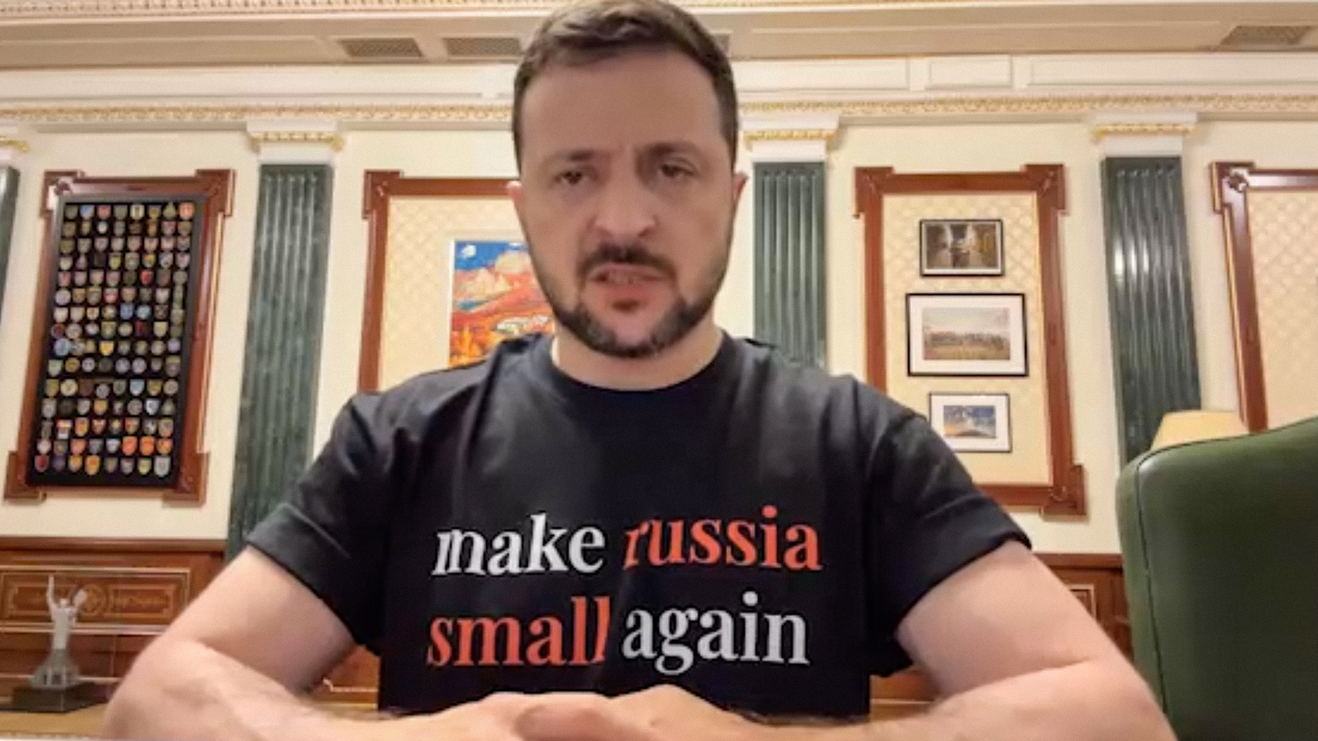 Zelensky exibe em camiseta "Torne a Rússia pequena novamente" e Zakharova reage