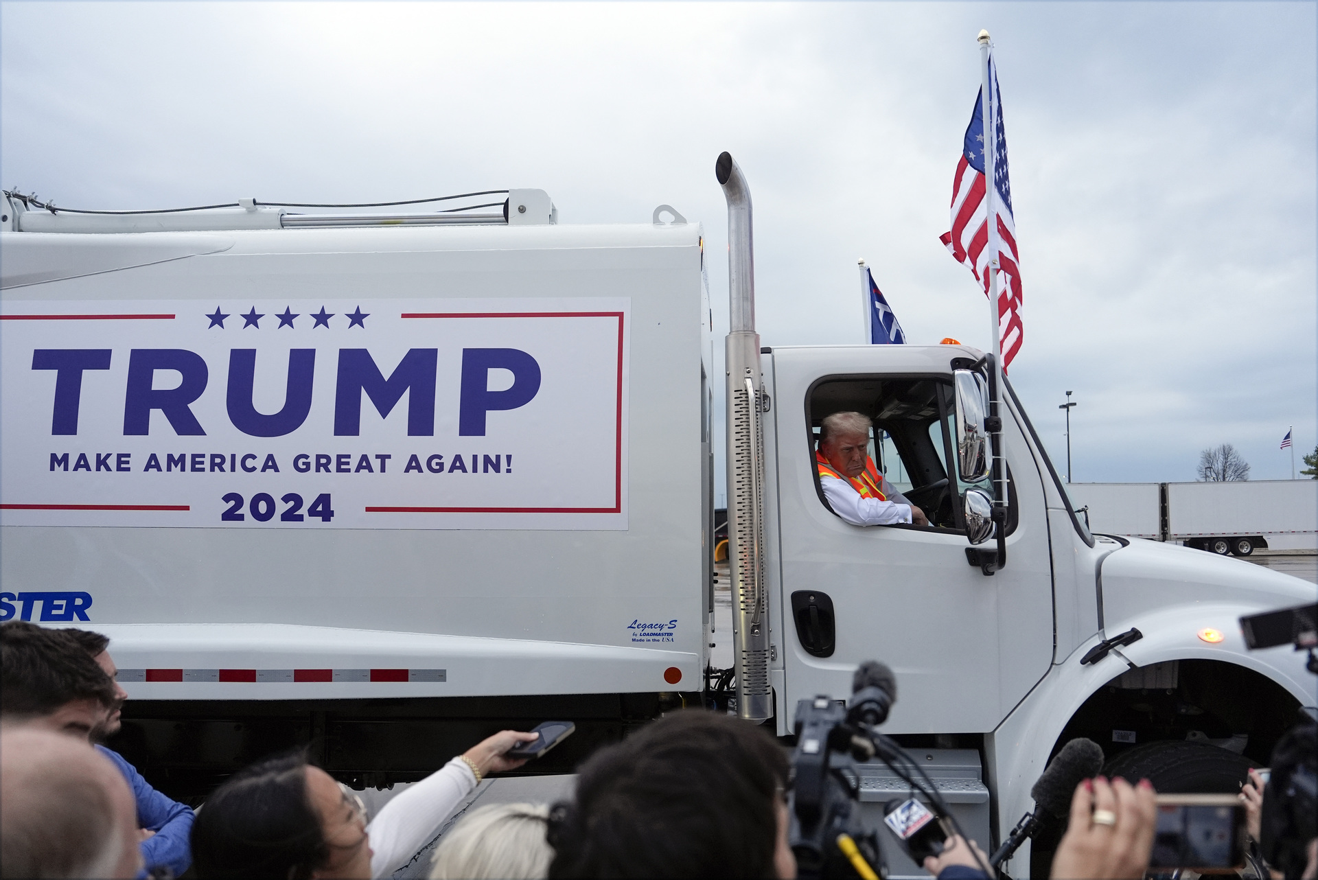 Trump chega a comício em caminhão de lixo após Biden chamar seus apoiadores de "lixo"