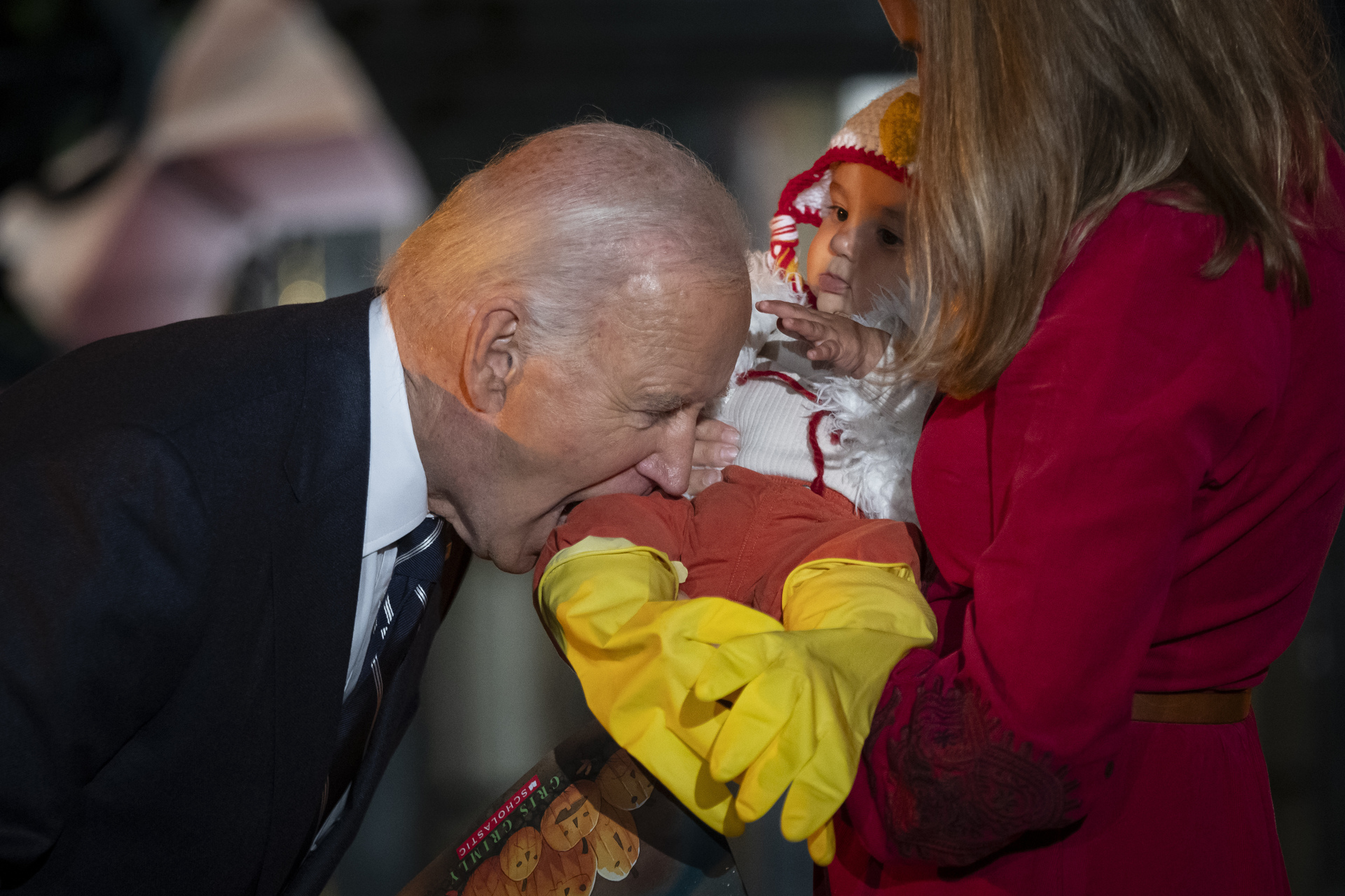 Biden morde bebês em festa de Halloween na Casa Branca (VÍDEO)