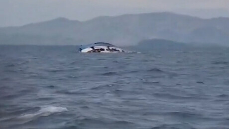 Barco afunda com 278 pessoas a bordo a apenas centenas de metros do destino