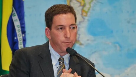 A grande mídia "merece perder a confiança" do público, diz Glenn Greenwald