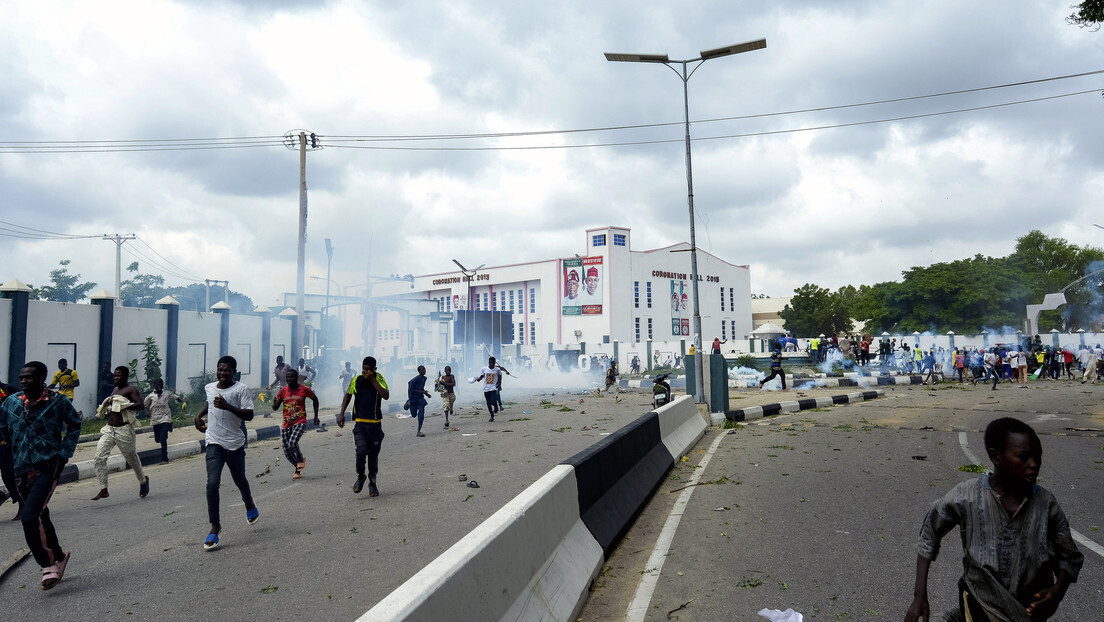 Presidente da Nigéria ordena libertação de menores condenados à morte por protestos