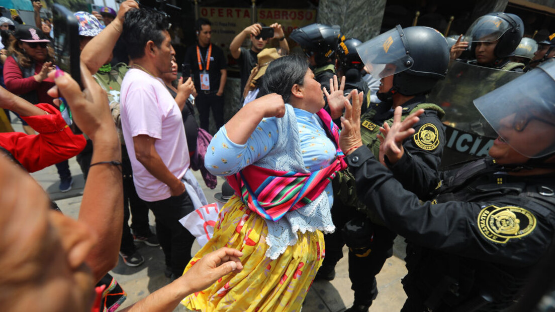 Manifestantes peruanos queimam bandeiras dos EUA (VÍDEO)