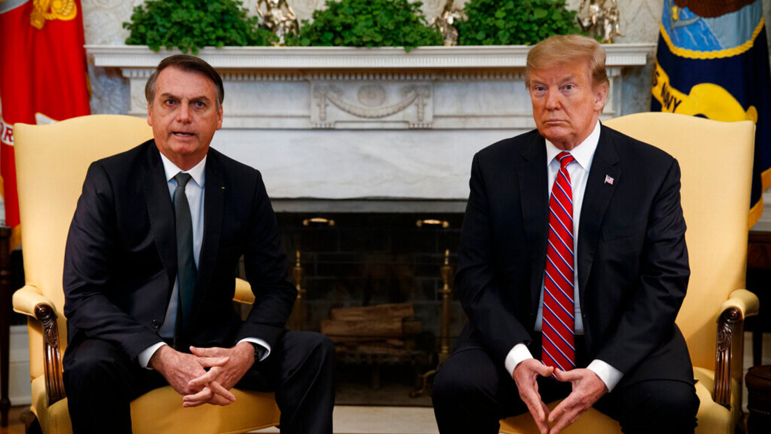 Bolsonaro afirma estar "alinhado" com a política do segundo mandato de Trump