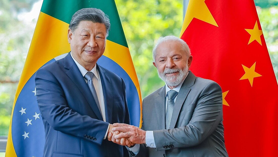 Xi Jinping presenteia Lula com um pedaço da Lua