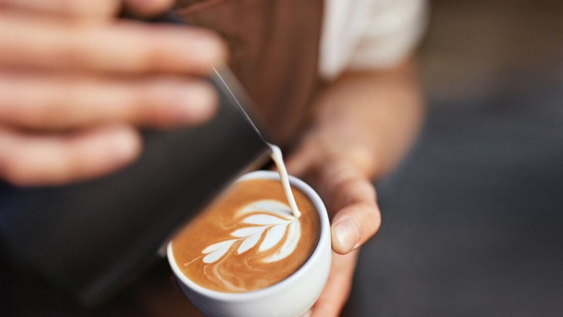 "Quanto vale o futuro da agricultura?": Fazendeiro britânico vende xícara de café com leite por R$2 mil