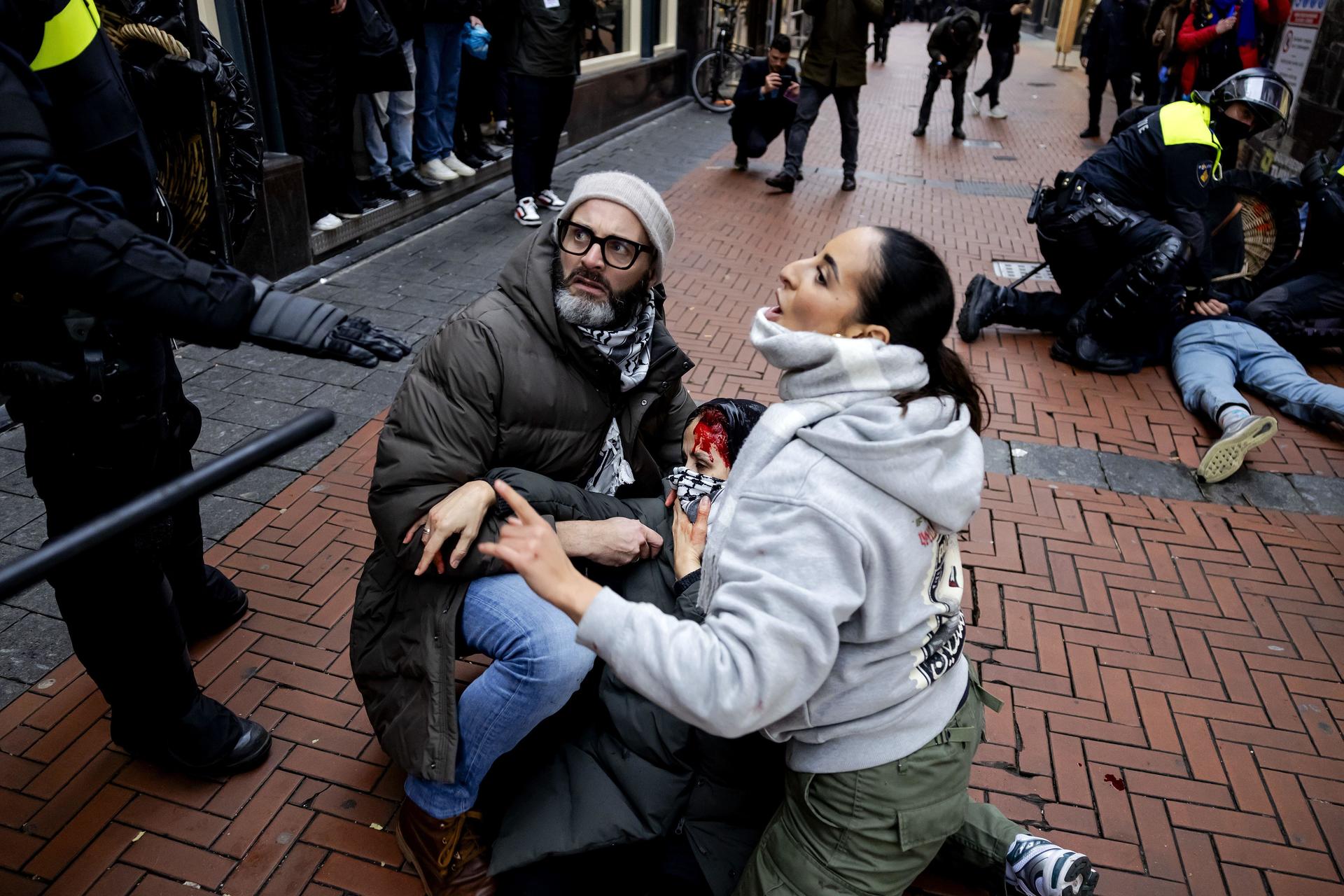 Protesto pró-Palestina em Amsterdã termina em confrontos com a Polícia e dezenas de presos (VÍDEOS)