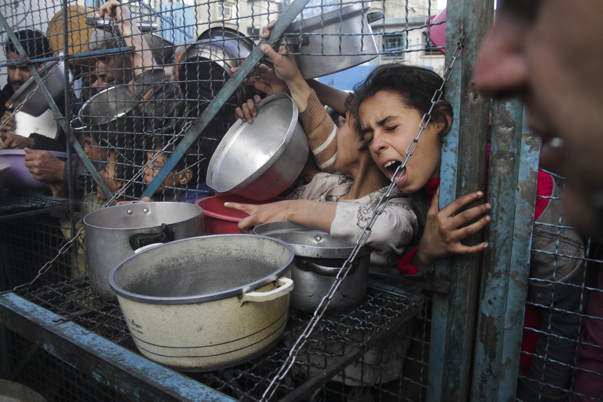 Preços dos alimentos sobem em Gaza após 98 caminhões de ajuda humanitária terem sido saqueados