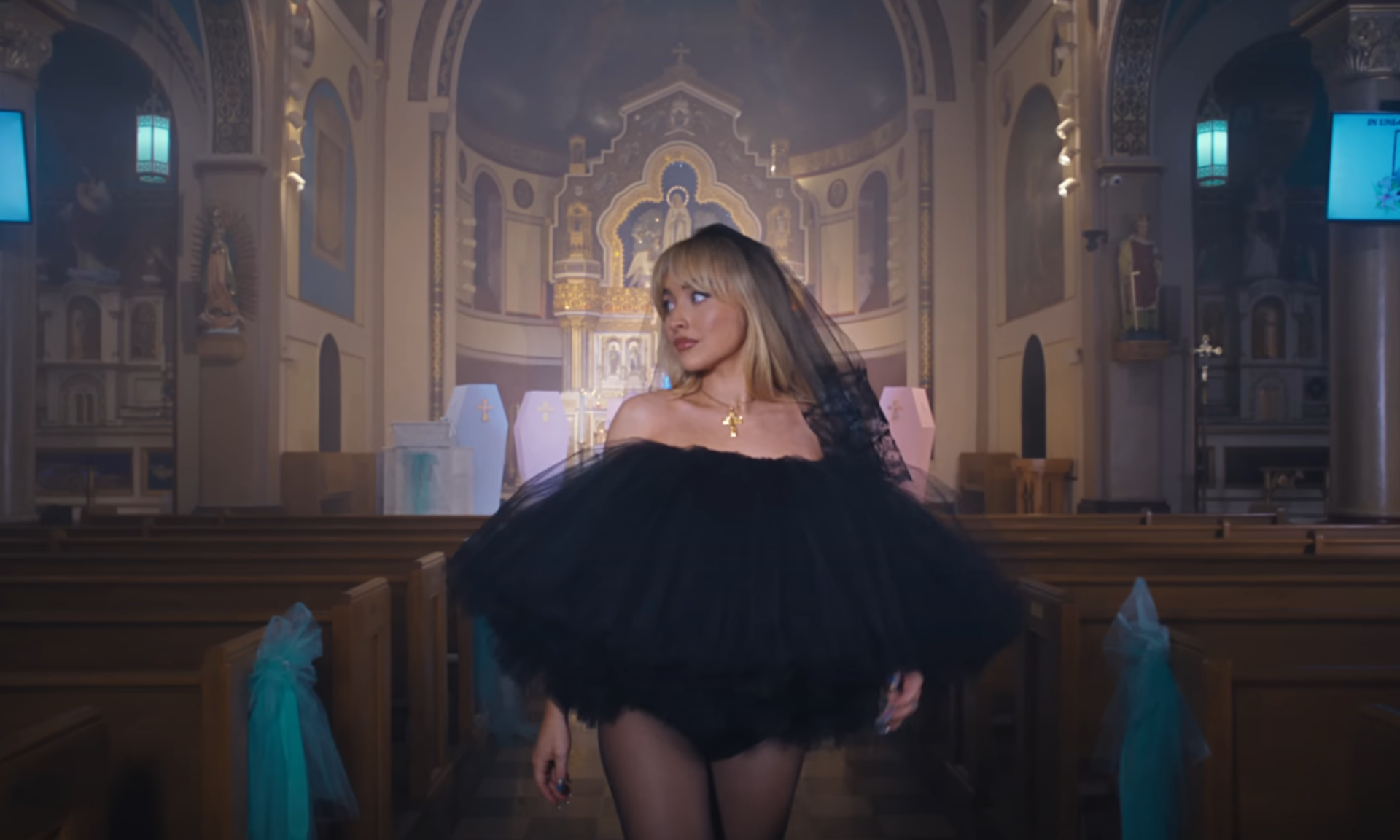 Igreja afasta padre que permitiu gravação de clipe de Sabrina Carpenter