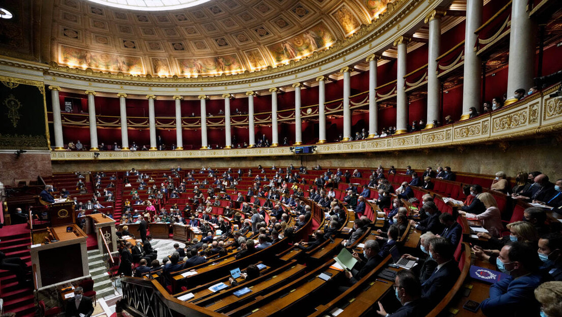 Assembleia Nacional derruba o governo francês pela primeira vez em décadas