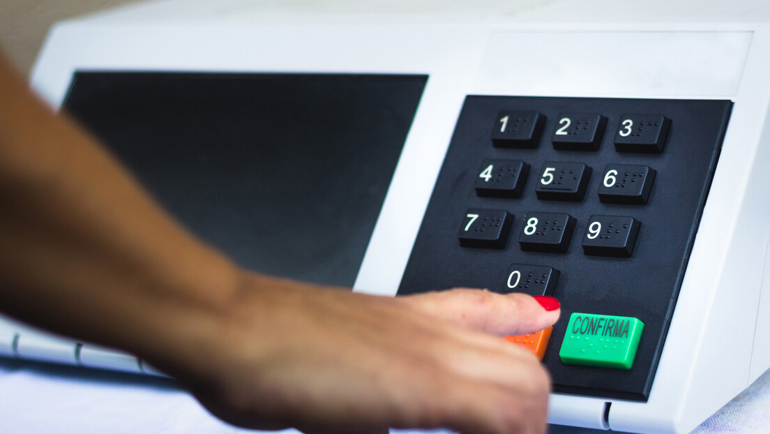 Cai o número de brasileiros que prefere a democracia, aponta Datafolha