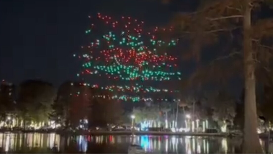 VÍDEO: Dezenas de drones descontrolados caem sobre multidão durante show de Natal nos EUA