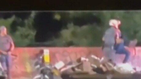 Policial é flagrado arremessando homem de ponte em São Paulo (VÍDEO)