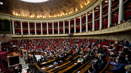 Assembleia Nacional derruba o governo francês pela primeira vez em décadas