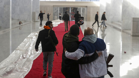 VÍDEOS: Pessoas roubam objetos do palácio presidencial da Síria