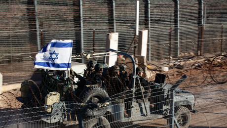 Israel intensifica ataques aéreos a Gaza e Síria; Netanyahu quer expandir assentamentos em Golã