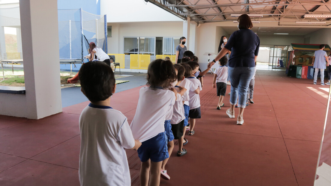 Santa Catarina proíbe músicas com apologia a drogas e sexo em ambientes escolares